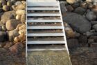 Uimaportaat ja kivilaituri: betonia, kiveä ja päällystettyä merialumiinia