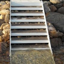 Uimaportaat ja kivilaituri: betonia, kiveä ja päällystettyä merialumiinia