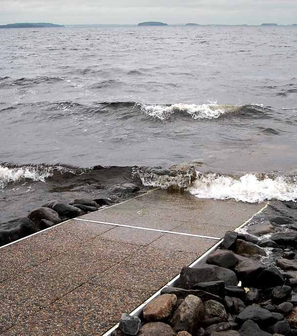 Uusi kivilaituri aaltoja järvellä